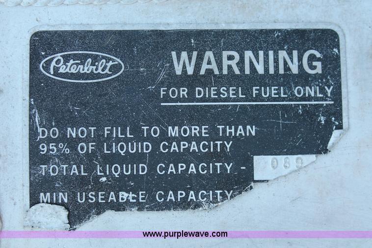 image for item H8031 1995 Peterbilt 379 semi truck