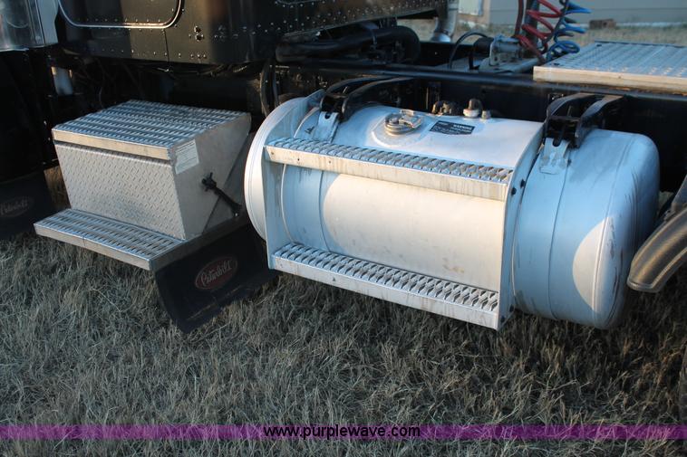 image for item H8031 1995 Peterbilt 379 semi truck