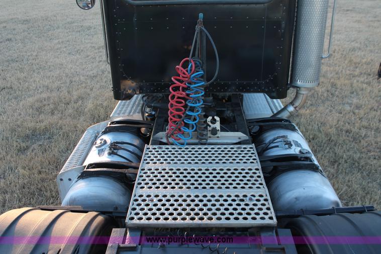 image for item H8031 1995 Peterbilt 379 semi truck