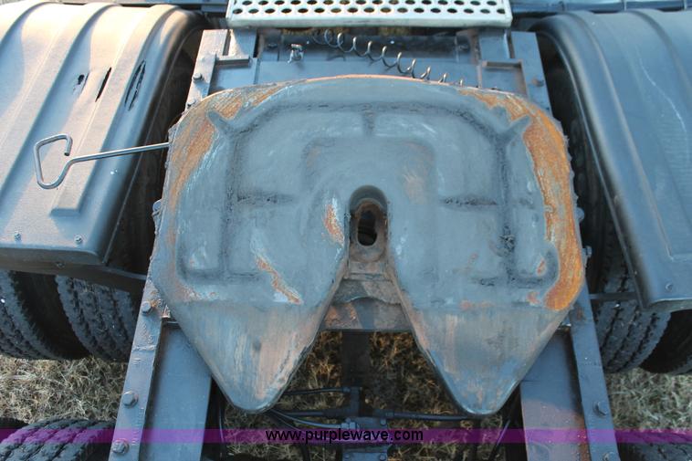 image for item H8031 1995 Peterbilt 379 semi truck