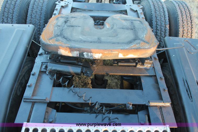 image for item H8031 1995 Peterbilt 379 semi truck