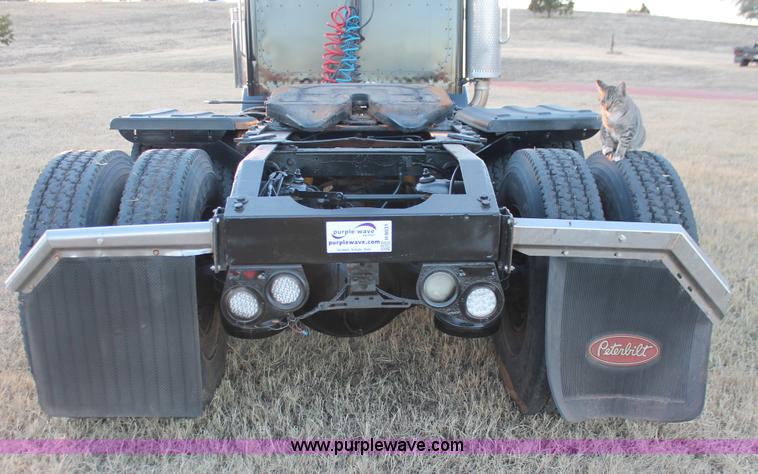 image for item H8031 1995 Peterbilt 379 semi truck