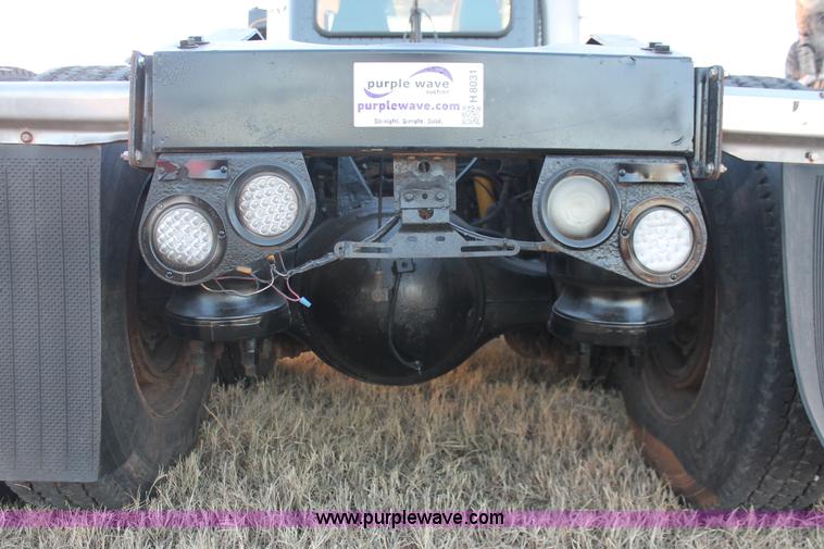 image for item H8031 1995 Peterbilt 379 semi truck