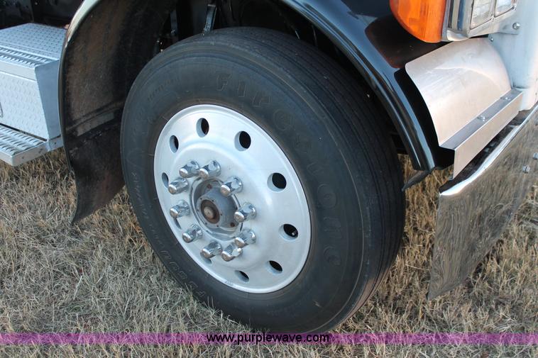 image for item H8031 1995 Peterbilt 379 semi truck