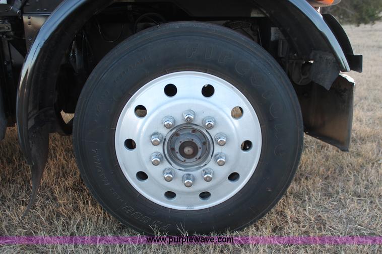 image for item H8031 1995 Peterbilt 379 semi truck