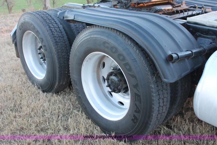 image for item H8031 1995 Peterbilt 379 semi truck