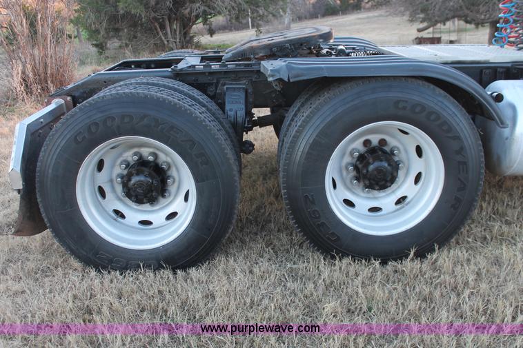 image for item H8031 1995 Peterbilt 379 semi truck