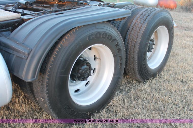 image for item H8031 1995 Peterbilt 379 semi truck