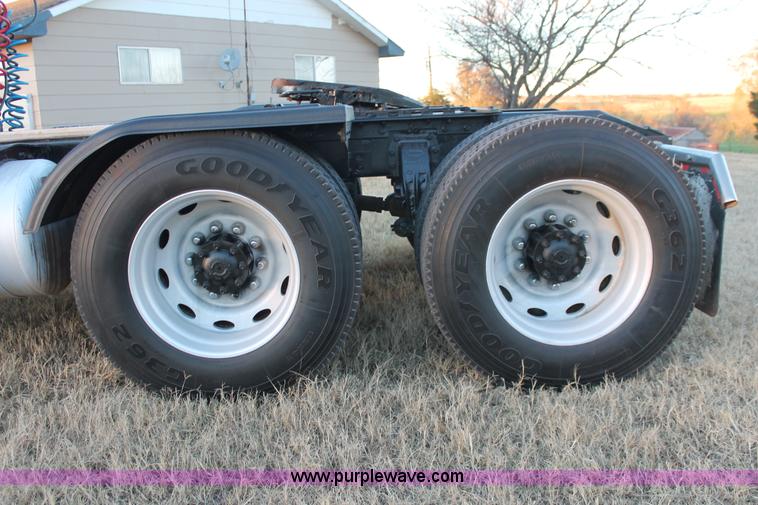 image for item H8031 1995 Peterbilt 379 semi truck