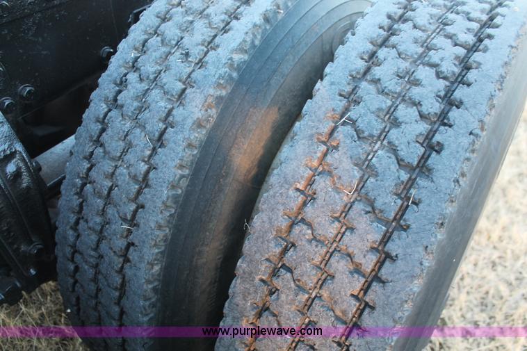 image for item H8031 1995 Peterbilt 379 semi truck