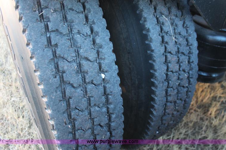 image for item H8031 1995 Peterbilt 379 semi truck