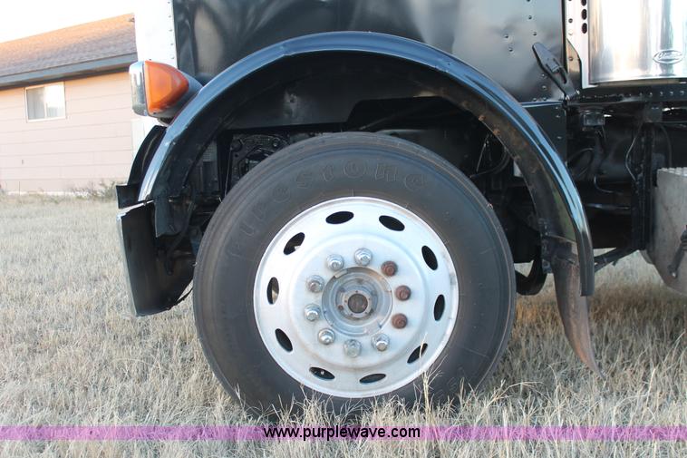 image for item H8031 1995 Peterbilt 379 semi truck