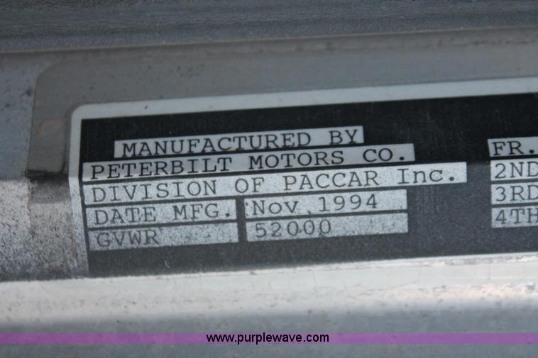 image for item H8031 1995 Peterbilt 379 semi truck