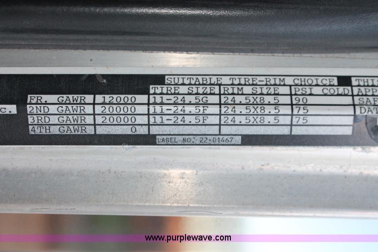 image for item H8031 1995 Peterbilt 379 semi truck