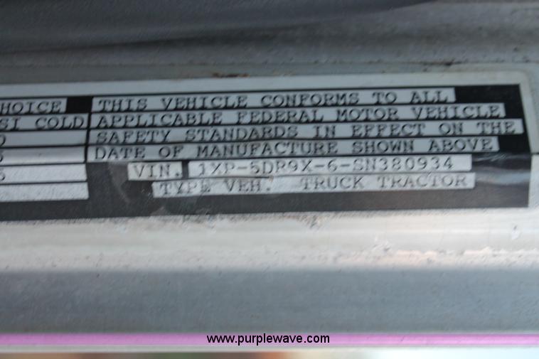 image for item H8031 1995 Peterbilt 379 semi truck