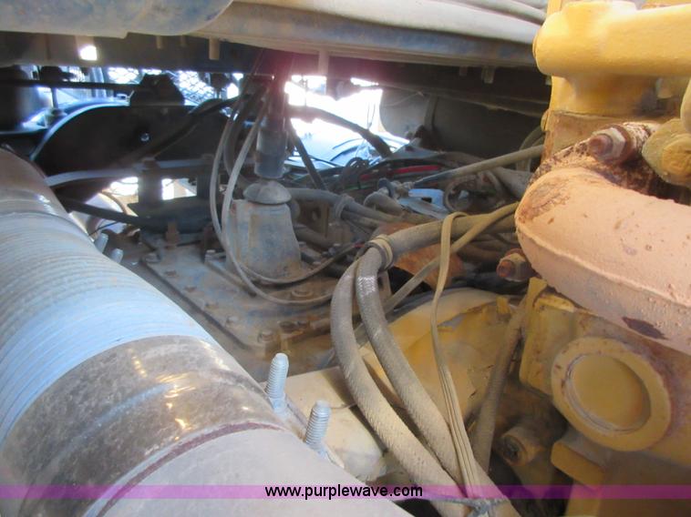 image for item I1851 2002 Sterling L9500 semi truck