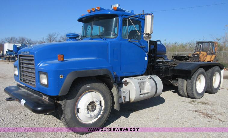 image for item I1852 2001 Mack RD688S semi truck