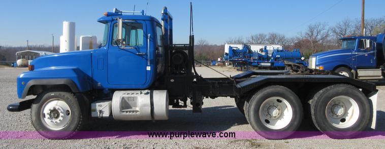 image for item I1852 2001 Mack RD688S semi truck