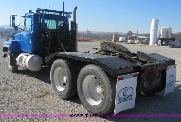 image for item I1852 2001 Mack RD688S semi truck
