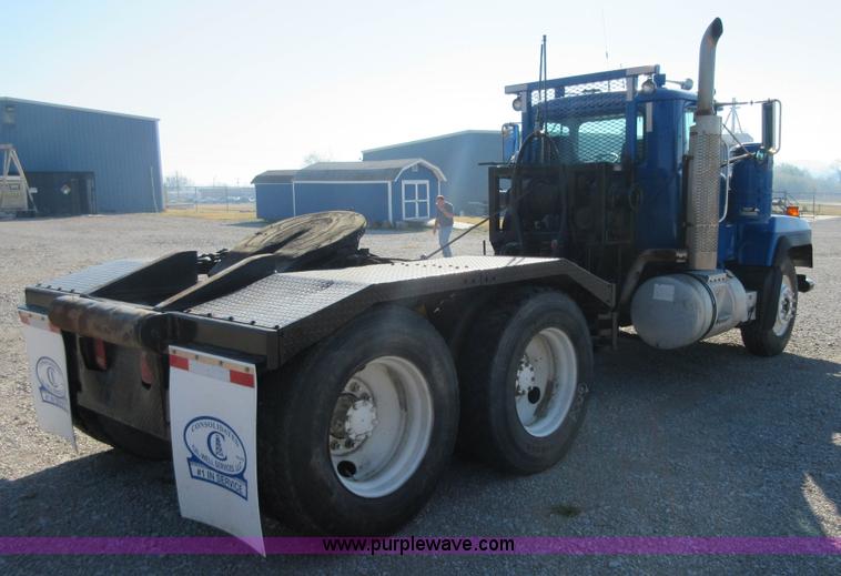 image for item I1852 2001 Mack RD688S semi truck