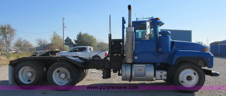image for item I1852 2001 Mack RD688S semi truck