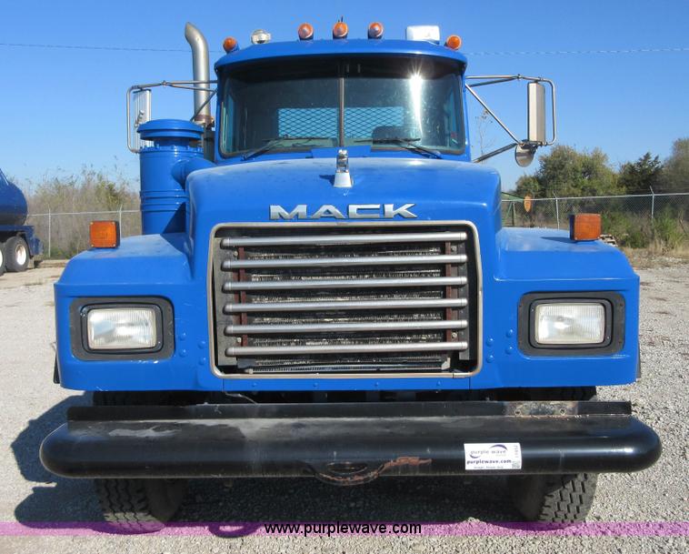 image for item I1852 2001 Mack RD688S semi truck
