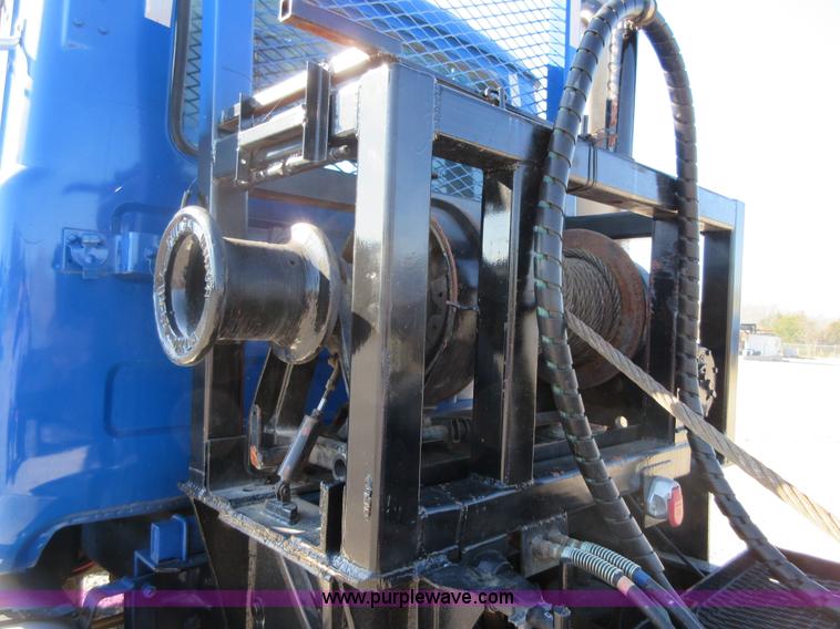 image for item I1852 2001 Mack RD688S semi truck