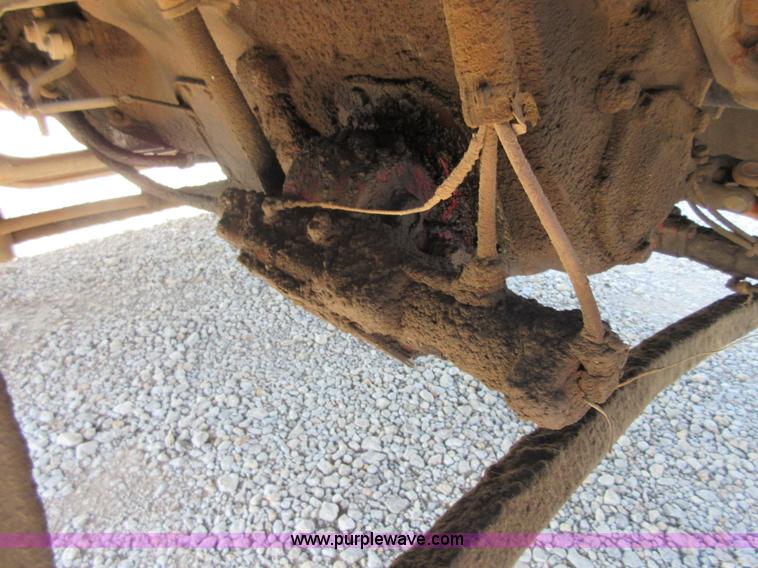 image for item I1852 2001 Mack RD688S semi truck