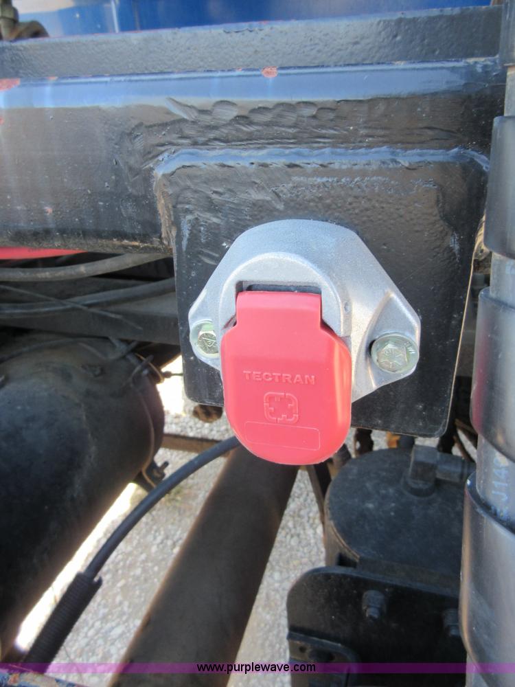 image for item I1852 2001 Mack RD688S semi truck