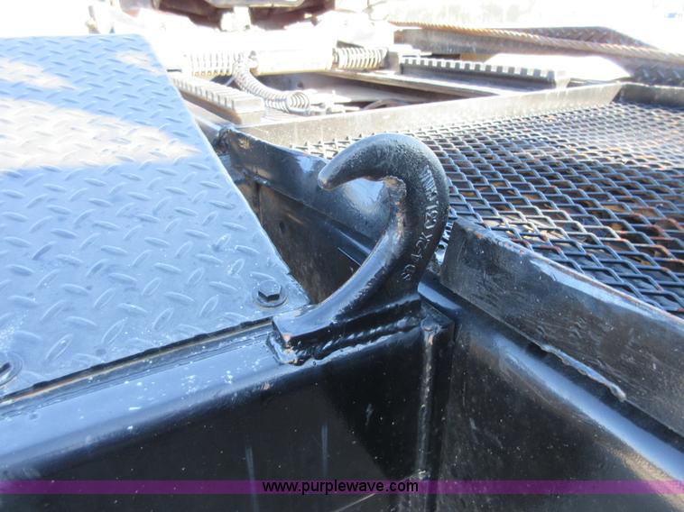 image for item I1852 2001 Mack RD688S semi truck