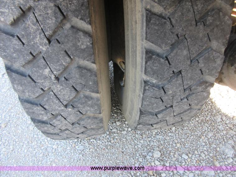 image for item I1852 2001 Mack RD688S semi truck