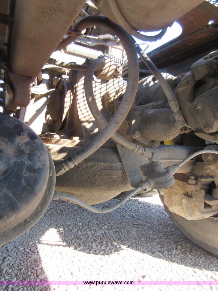 image for item I1852 2001 Mack RD688S semi truck