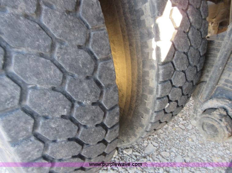 image for item I1852 2001 Mack RD688S semi truck