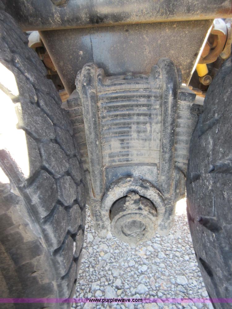 image for item I1852 2001 Mack RD688S semi truck