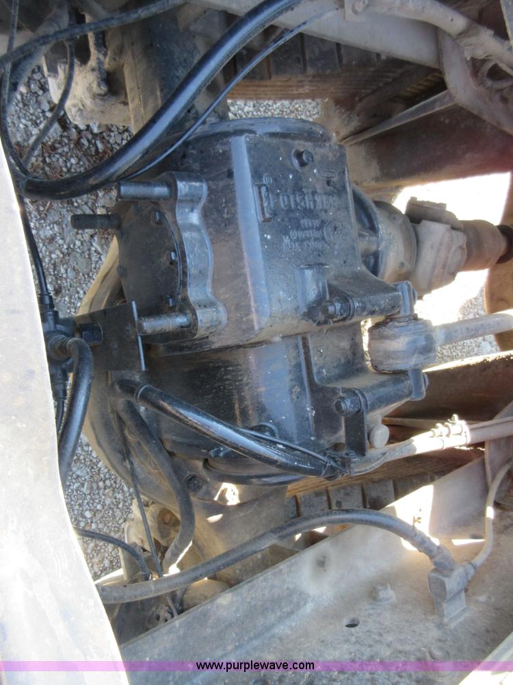 image for item I1852 2001 Mack RD688S semi truck