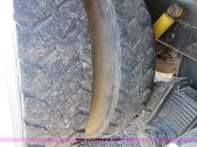 image for item I1852 2001 Mack RD688S semi truck