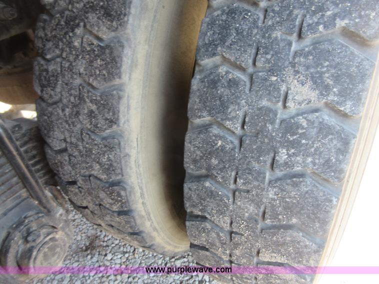 image for item I1852 2001 Mack RD688S semi truck