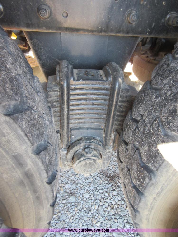 image for item I1852 2001 Mack RD688S semi truck