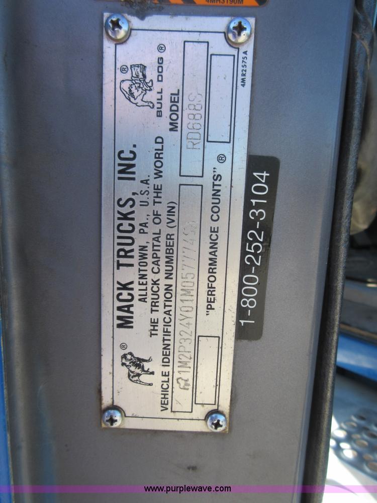 image for item I1852 2001 Mack RD688S semi truck