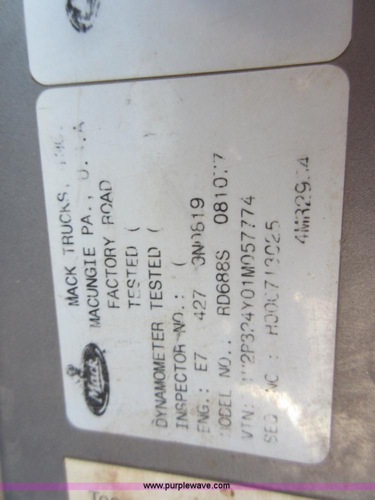 image for item I1852 2001 Mack RD688S semi truck