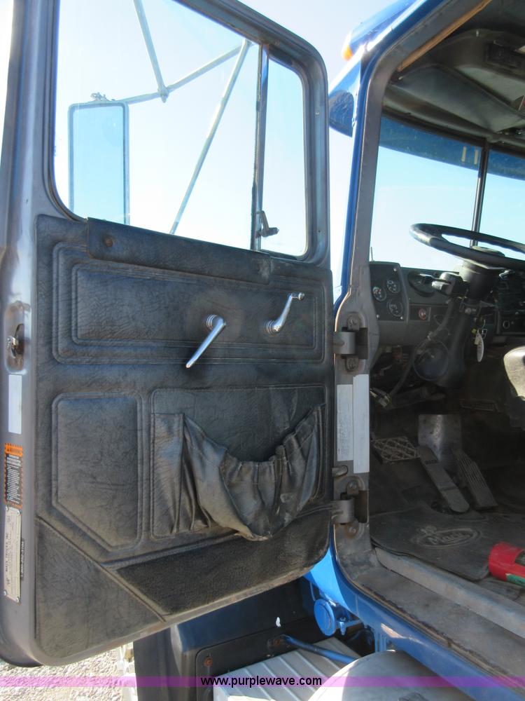 image for item I1852 2001 Mack RD688S semi truck