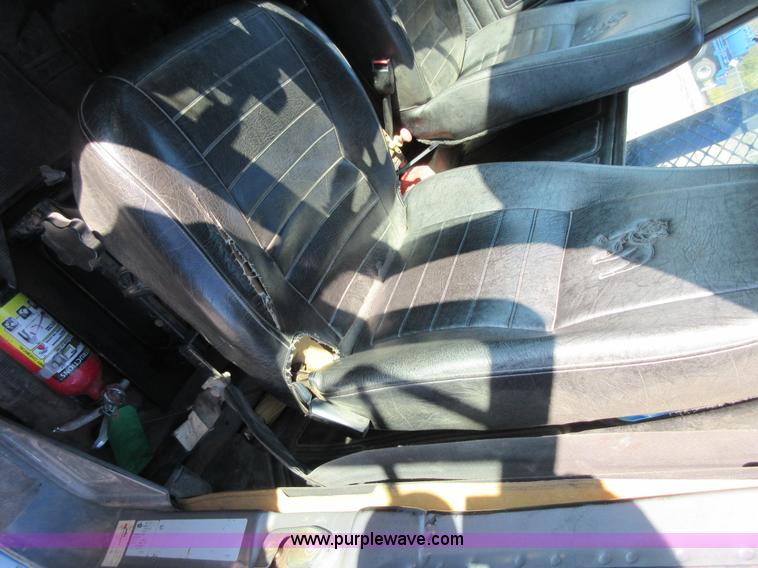 image for item I1852 2001 Mack RD688S semi truck