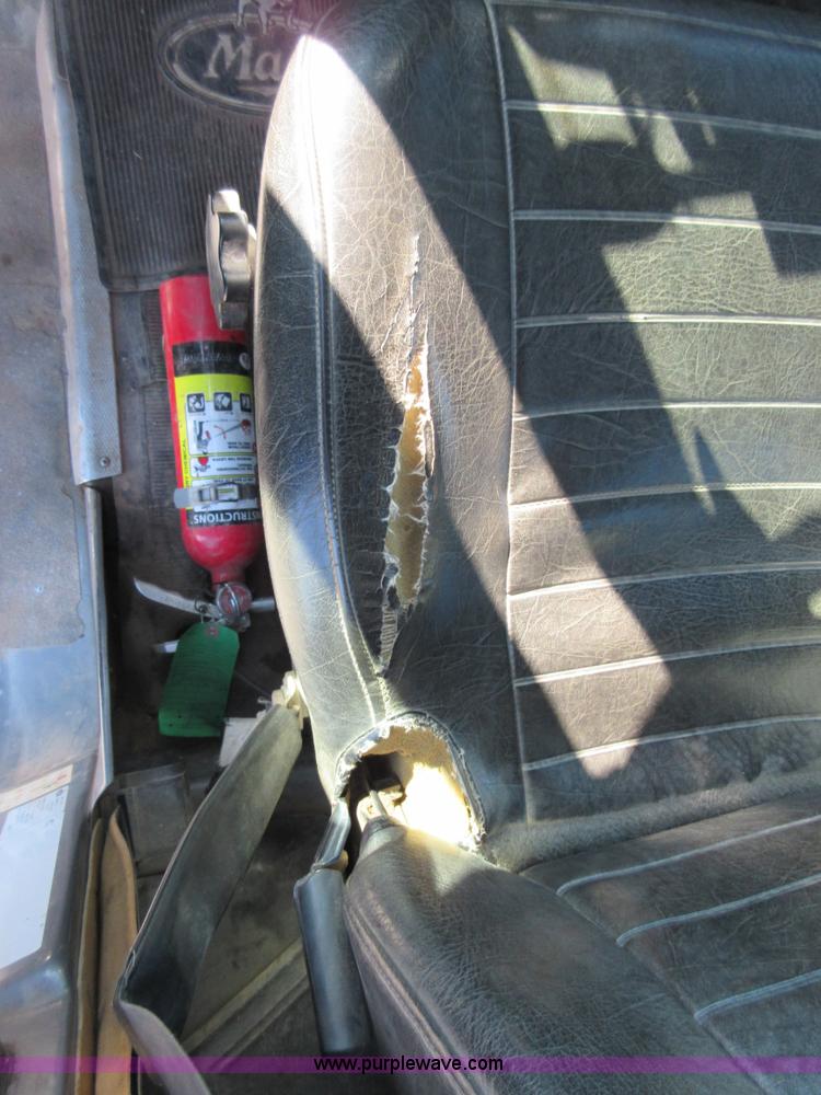 image for item I1852 2001 Mack RD688S semi truck