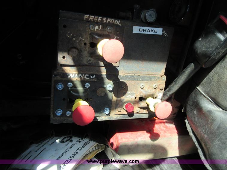 image for item I1852 2001 Mack RD688S semi truck