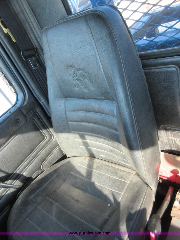 image for item I1852 2001 Mack RD688S semi truck