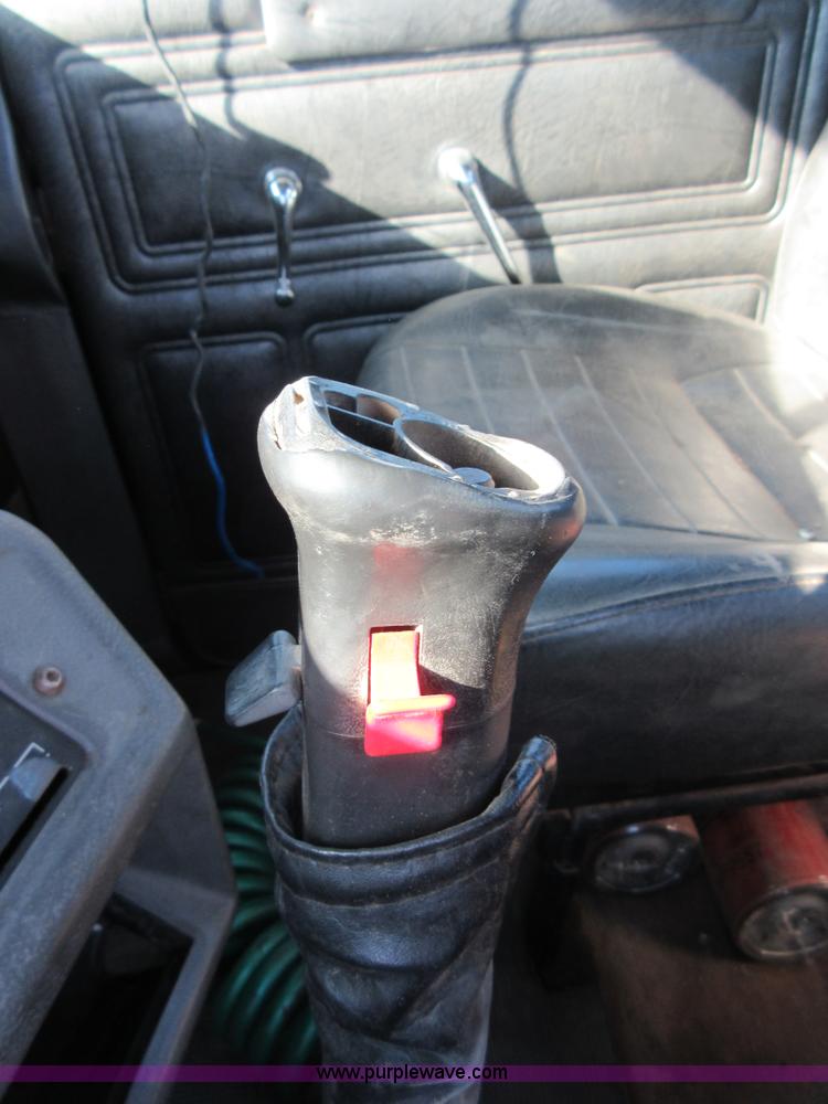 image for item I1852 2001 Mack RD688S semi truck