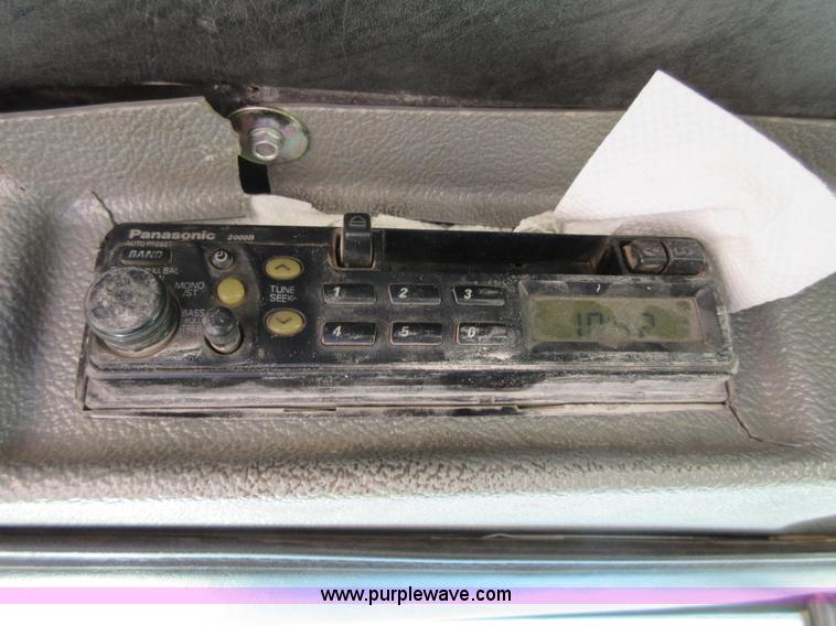 image for item I1852 2001 Mack RD688S semi truck