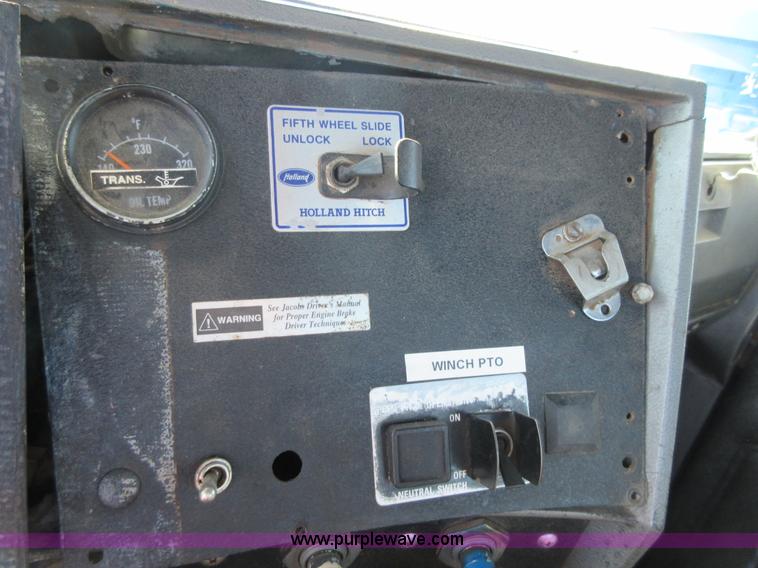 image for item I1852 2001 Mack RD688S semi truck