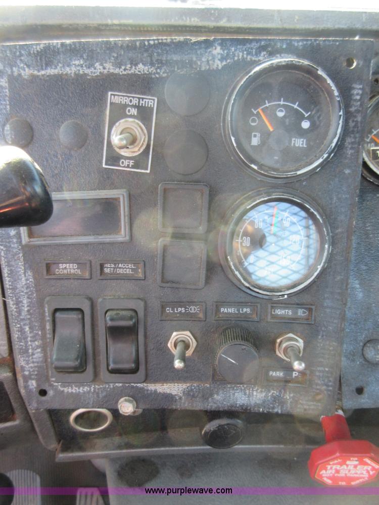 image for item I1852 2001 Mack RD688S semi truck