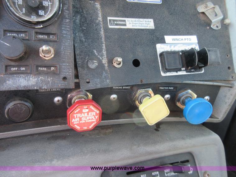 image for item I1852 2001 Mack RD688S semi truck